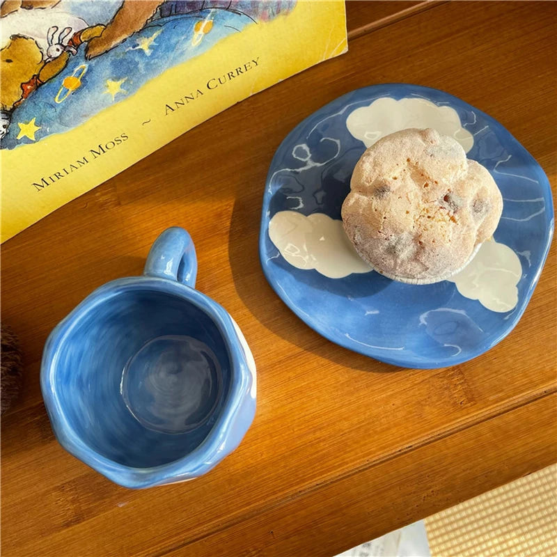 Handbemaltes Keramik-Set „Blue Sky & Clouds“ – Wolken-Tasse mit Unterteller