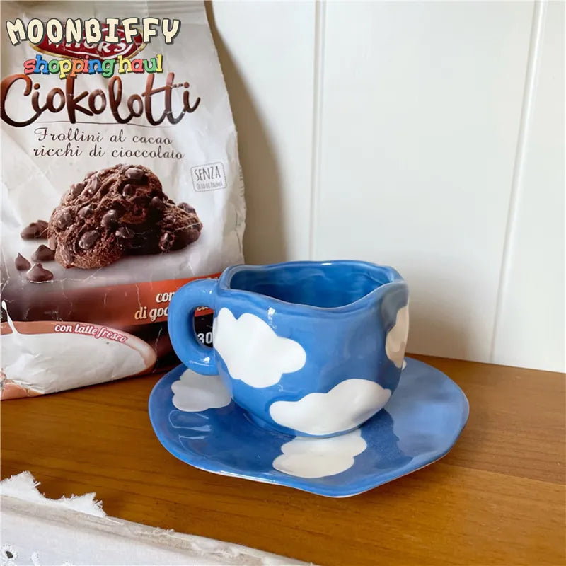 Handbemaltes Keramik-Set „Blue Sky & Clouds“ – Wolken-Tasse mit Unterteller