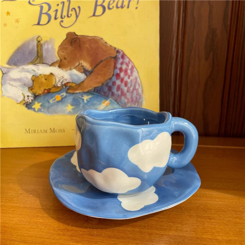 Handbemaltes Keramik-Set „Blue Sky & Clouds“ – Wolken-Tasse mit Unterteller